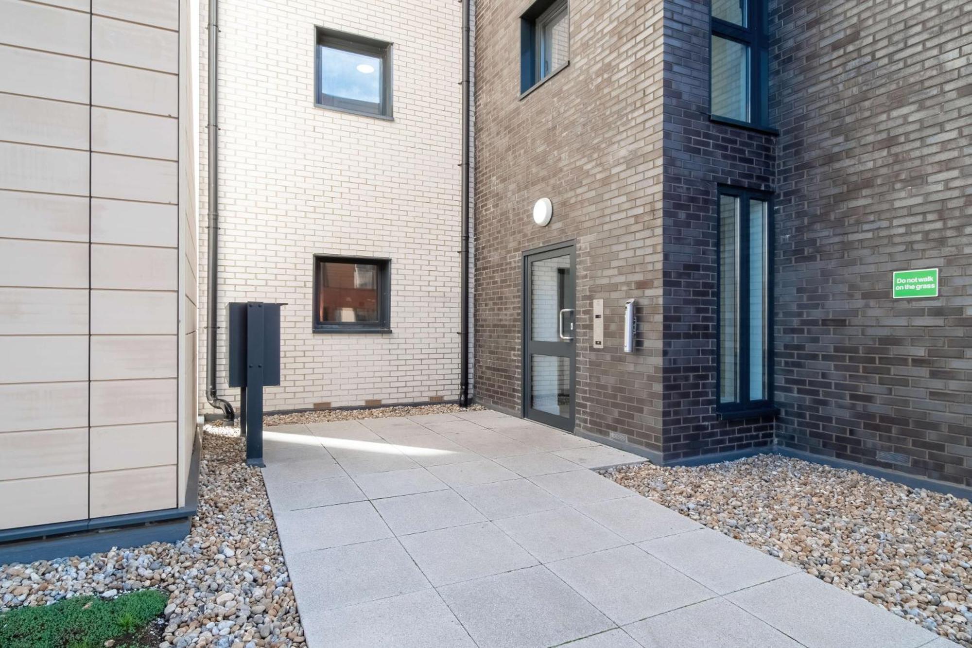 Modern Apartments With Free Parking Near Heathrow Colnbrook Экстерьер фото