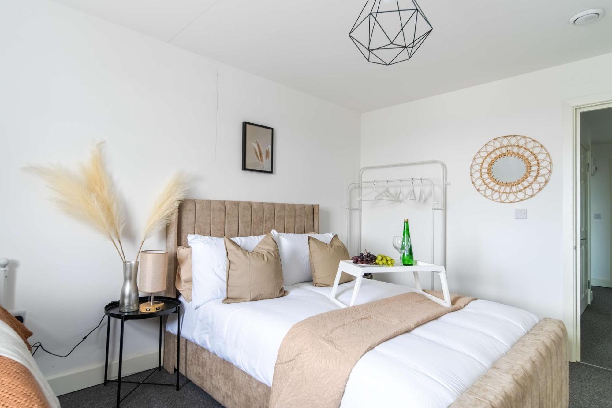 Modern Apartments With Free Parking Near Heathrow Colnbrook Экстерьер фото